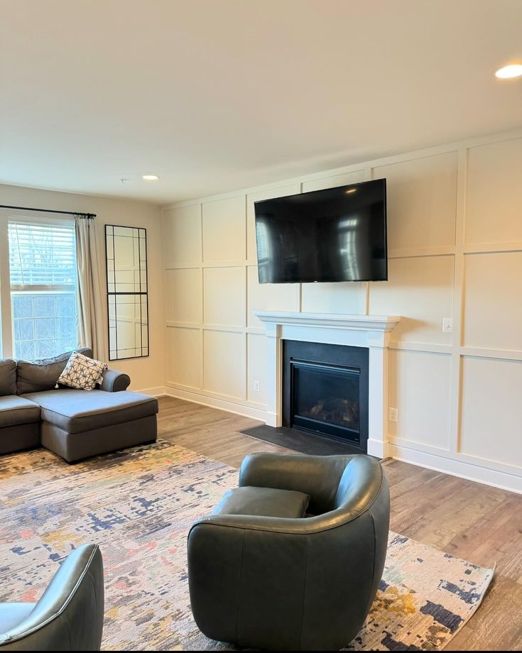 Old Fashioned Interior Decor With A Touch Of Modern Accessories