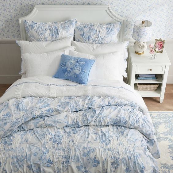 beachy dorm room decor idea