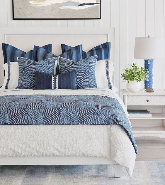 blue themed coastal bedroom decorating