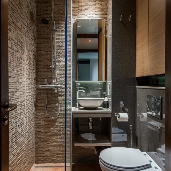 creative small full bathroom